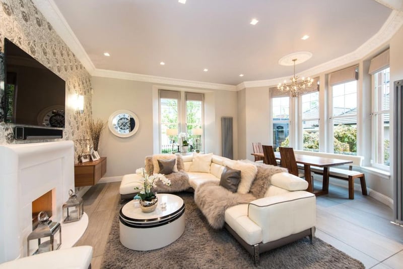 Living room / dining room.