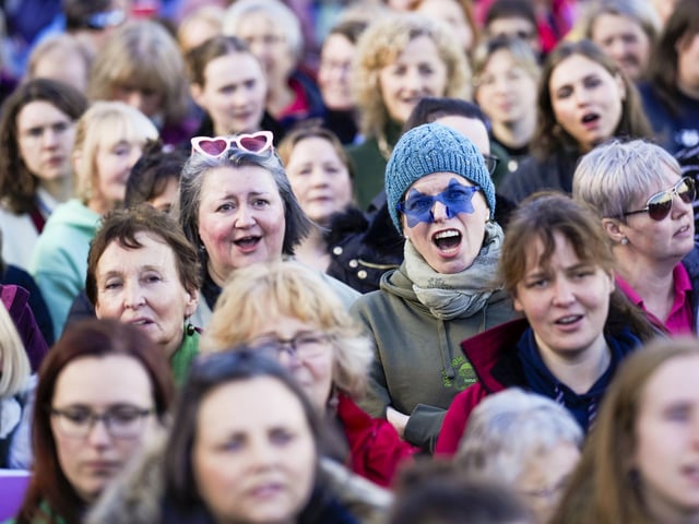 The 2024 Royal National Mòd concludes what has been the largest event of its kind in five years. Musical talents from all over the country and beyond come together in the charming town of Oban bringing an end to the remarkable nine-day festival. This morning’s Massed Choirs performance saw choirs who have competed across this week gather to sing in joyful unison as they paraded from this week’s flagship venue, the Corran Halls to Oban’s Station Square, accompanied by Oban High School Pipe Band. Following the tradition, the Mòd flag was proudly passed to Lochaber, which will host the 2025 edition of the cherished festival, with Cllr Bremner receiving the flag on behalf of Highland Council.
