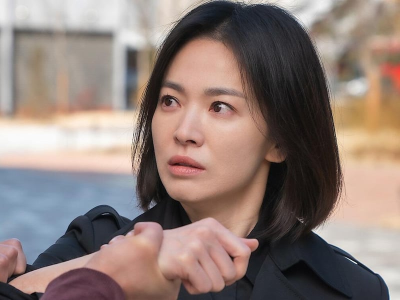 The Glory tells the story of a young woman who takes up the position of a teacher as a part of an elaborate scheme in order to get revenge on the people who made high school a hellscape for her. The series is written by Kim Eun-sook and directed by Ahn Gil-ho and, while it was praised widely by critics, fans of the show rated it even higher, with Rotten Tomatoes reviewers handing it an average of 95%.