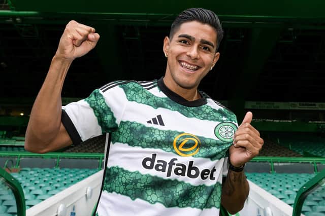 Honduran winger Luis Palma has signed a five-year contract with Celtic.