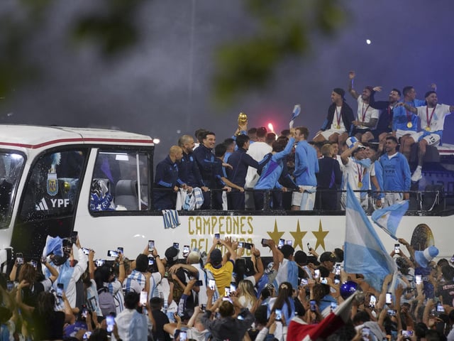 Players of the Argentine soccer team that won the World Cup arrive to the training grounds where they will spend the night after landing at Ezeiza airport on the outskirts of Buenos Aires, Argentina, Tuesday, Dec. 20, 2022. (AP Photo/Matilde Campodonico)