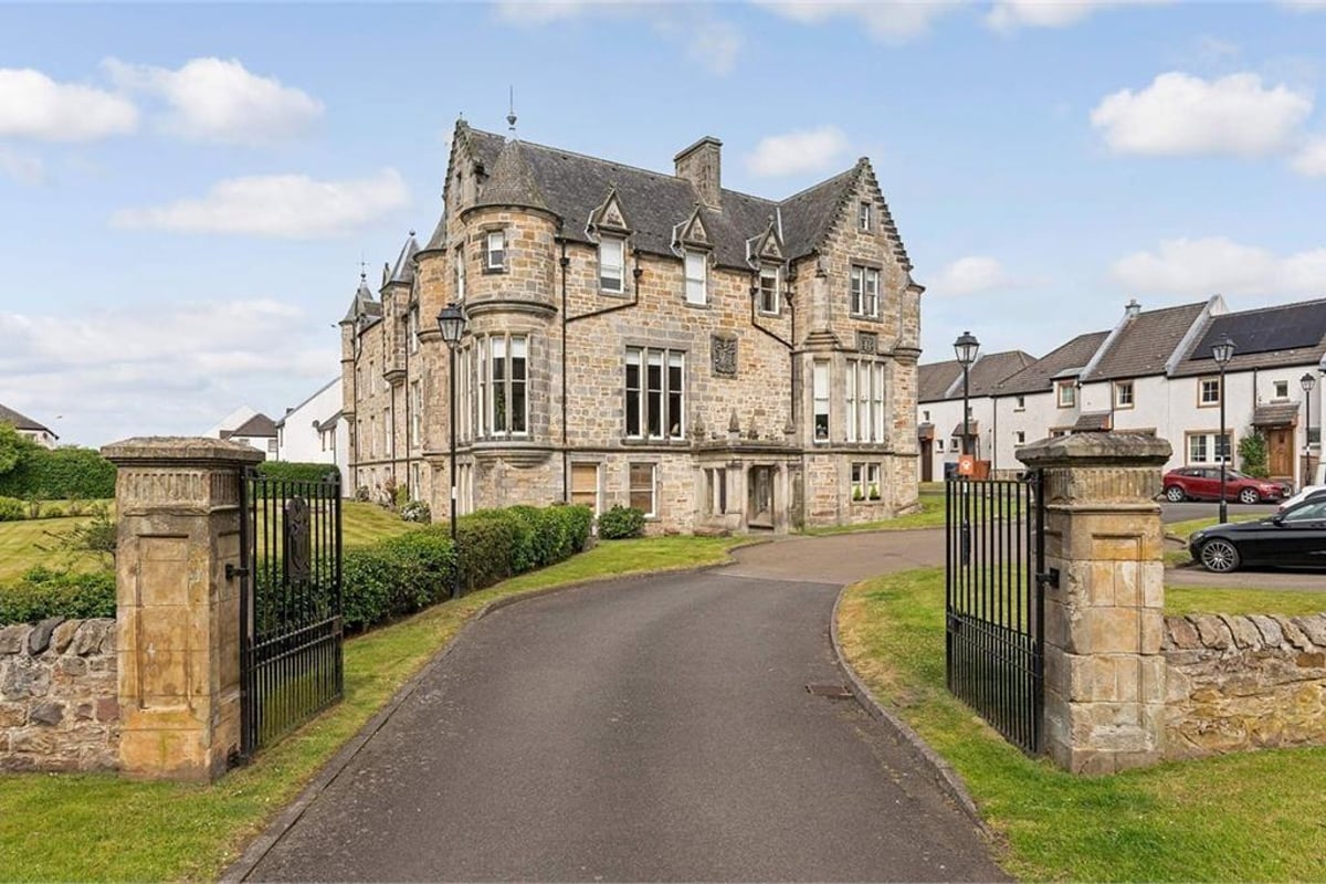 Impressive and spacious 2-bedroom executive apartment within attractive 17th century mansion house in quiet coastal village