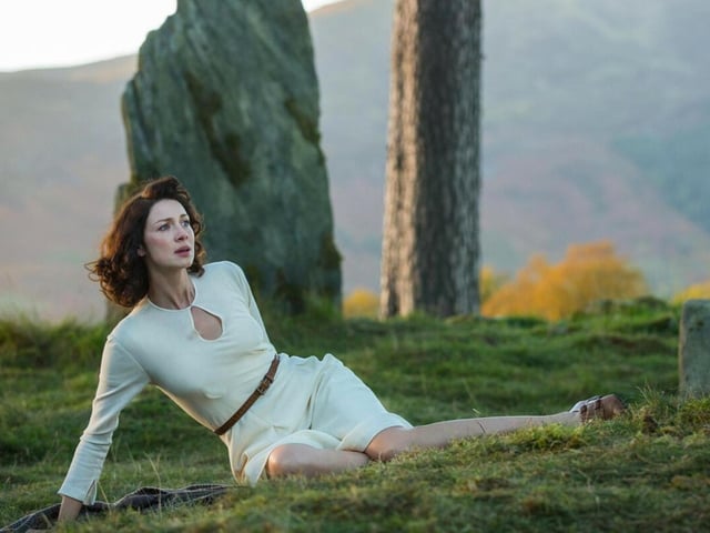 Another of Jamie’s many terms of endearment for Claire which means ‘darling’ or ‘sweetheart’. However, unlike in the English-speaking world where ‘sweetheart’ can be used casually, this only refers to a lover or partner. It is pronounced like “mo leh-nahn”.