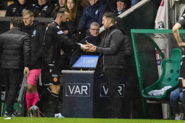 Dundee United striker Steven Fletcher leaves the pitch after being given a round of applause by Hibs supporters. (Photo by Ross Parker / SNS Group)