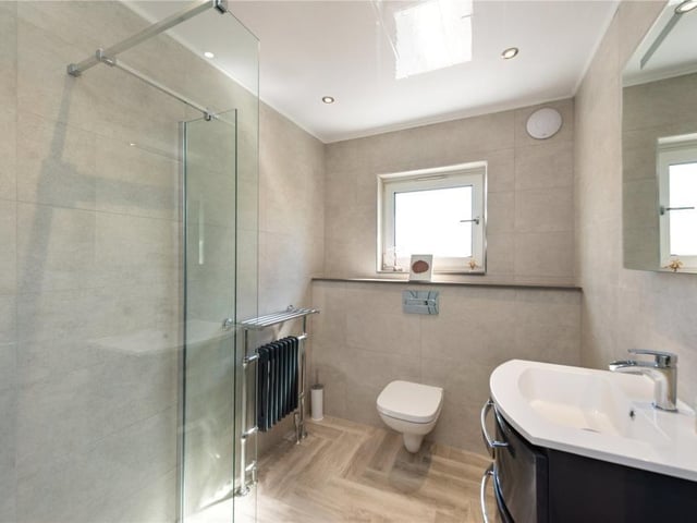 Shower room.