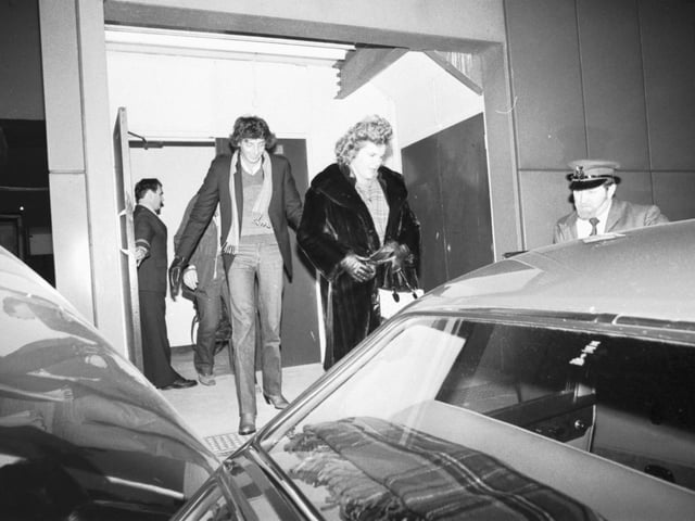 American singer Barry Manilow arrives in Edinburgh with his friend Roberta Kent in January 1982.