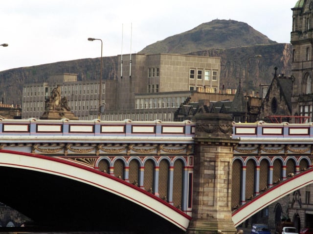 Edinburgh's North Bridge was renovated and painted blue and red in November 1990.