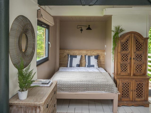 The built-in kingsize bed, which features a super comfy mattress and crisp white linen that are made for lazy lie-ins.
