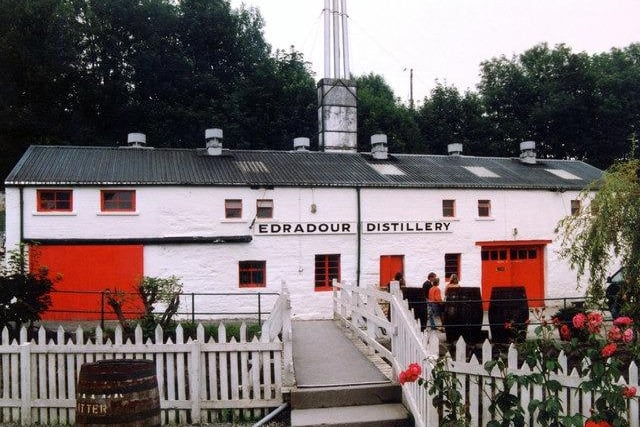 Edradour Distillery is situated in the village of Pitlochry and was founded in 1825. Its name comes from the Scottish Gaelic ‘Eader da dhobhar’ which means ‘between two waters’. The name is pronounced like “ed-rah-dow-er”.