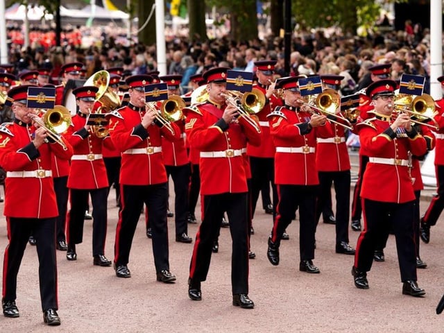 The coffin procession goes down the Mall heading to to Wellington Arch