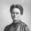 A campaign to create a memorial to medical pioneer Elsie Inglis on Edinburgh's Royal Mile has become embroiled in controversy since royal sculptor Alexander Stoddart was announced as the designer of the tribute.