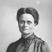 A campaign to create a memorial to medical pioneer Elsie Inglis on Edinburgh's Royal Mile has become embroiled in controversy since royal sculptor Alexander Stoddart was announced as the designer of the tribute.