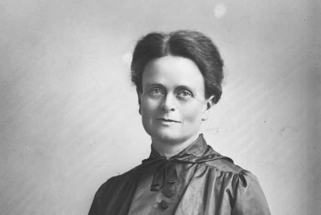 A campaign to create a memorial to medical pioneer Elsie Inglis on Edinburgh's Royal Mile has become embroiled in controversy since royal sculptor Alexander Stoddart was announced as the designer of the tribute.