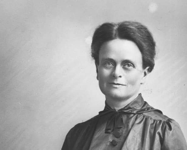 A campaign to create a memorial to medical pioneer Elsie Inglis on Edinburgh's Royal Mile has become embroiled in controversy since royal sculptor Alexander Stoddart was announced as the designer of the tribute.