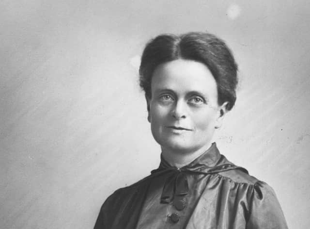 A campaign to create a memorial to medical pioneer Elsie Inglis on Edinburgh's Royal Mile has become embroiled in controversy since royal sculptor Alexander Stoddart was announced as the designer of the tribute.