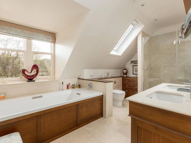 Principal bedroom bathroom.