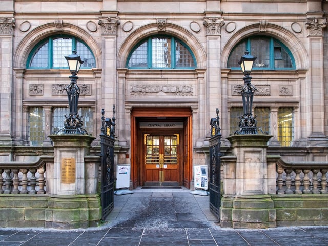 At the entrance of which famous city building can you find this biblical inscription?