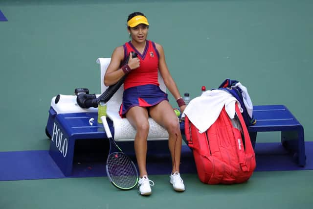 Emma Raducanu bleeds from a cut on her knee ahead of taking a medical timeout during the US Open final. (Photo by KENA BETANCUR/AFP via Getty Images)