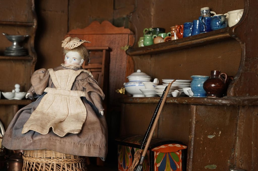 Rare 18th century doll’s house – rediscovered in a children’s hospital in 1886 – to be auctioned live online
