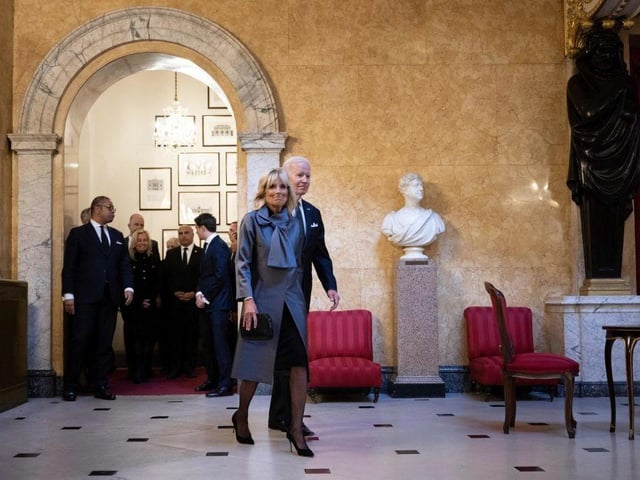 US President Joe Biden and US First Lady Jill Biden arrive to sign a book of condolence at Lancaster House in London on September 18, 2022, following the death of Queen Elizabeth II on September 8. - Britain was gearing up Sunday for the momentous state funeral of Queen Elizabeth II as King Charles III prepared to host world leaders and as mourners queued for the final 24 hours left to view her coffin, lying in state in Westminster Hall at the Palace of Westminster. (Photo by Brendan Smialowski / AFP) (Photo by BRENDAN SMIALOWSKI/AFP via Getty Images)