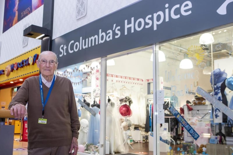 Talk about dedication! Despite recently celebrating his 100th birthday, David Flucker went to work at the St. Columba’s Hospice shop in Edinburgh the following day. Rain or shine, this dedicated volunteer spends 12 hours weekly commuting to the job regardless of his years.