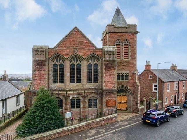 Grand C-Listed church building dating from 1903 to the south of Kirriemuir town centre, at the foot of the Angus Glens. Offers Over £84,000.