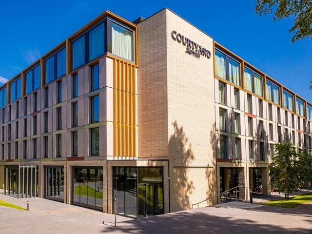 Courtyard by Marriot Edinburgh West is located on the outskirts of Edinburgh, right next to the Heriot-Watt University campus. Expect to spend around 50 minutes to get to the city centre by public transport. A room for two for a weekend costs £470.