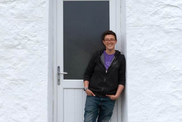 'S e Rhoda Meek a tha air cùlaibh IsleHoliday.com
