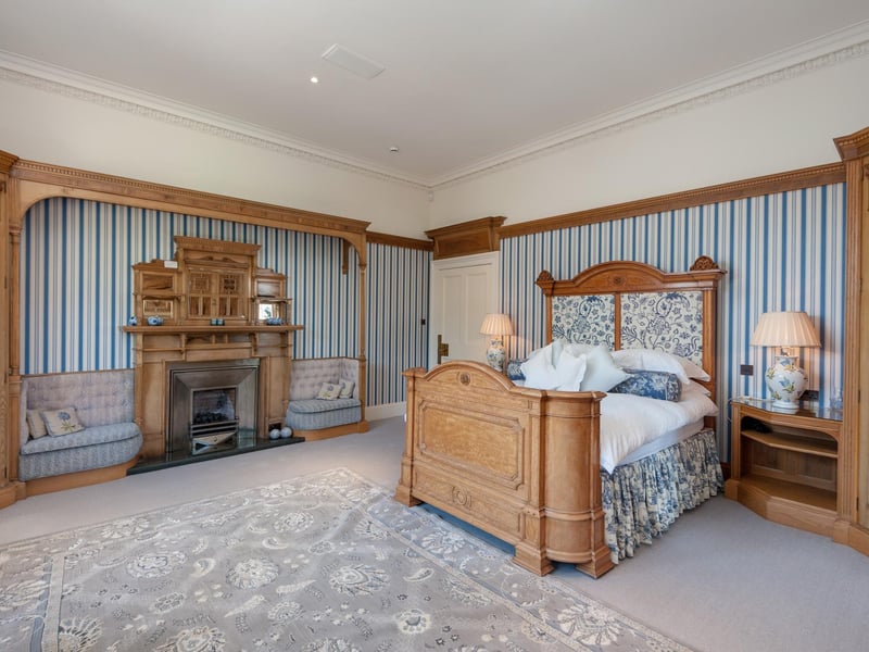 Exterior: The property is enveloped in 20 acres of mature gardens and grounds, featuring a lochan.
Contact: Loyd & Townsend Rose Castles