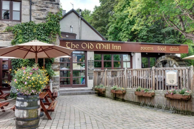 Just five minutes walk from the railway station in the Highland resort town of Pitlochry, the Old Mill Inn offers a bar, retaurant and outdoor seating.