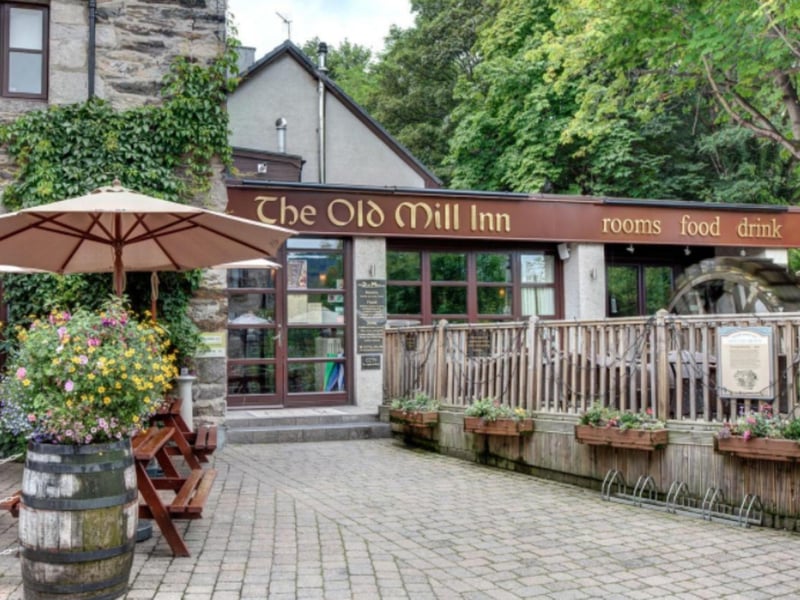 Just five minutes walk from the railway station in the Highland resort town of Pitlochry, the Old Mill Inn offers a bar, retaurant and outdoor seating.