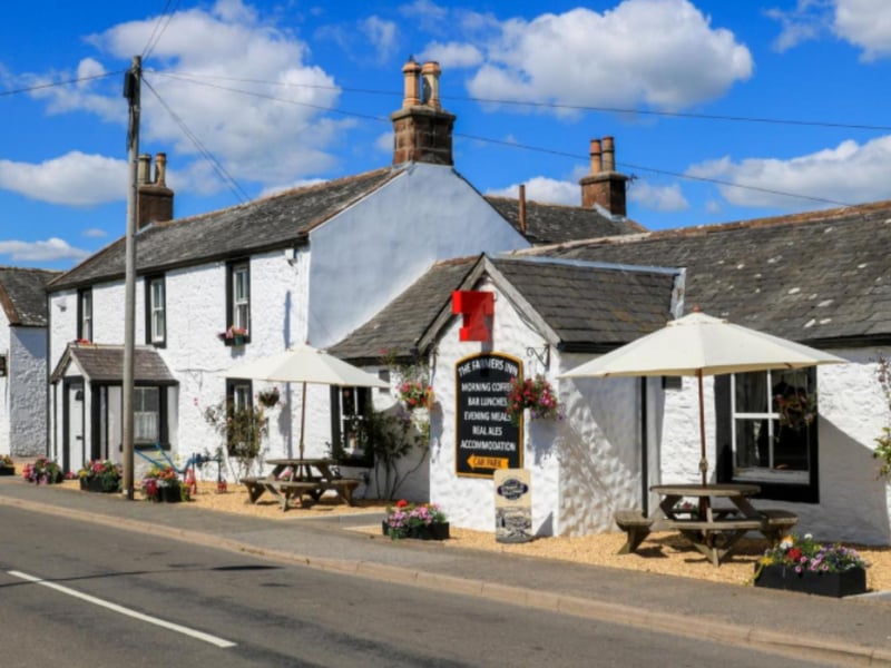 Located in Dumfries, a short drive from Gretna Green and the Scottish border, the Farmers Inn offers a bar, restaurant serving full English or Irish breakfasts, and a terrace.