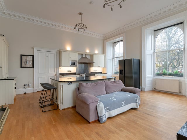 Where is it? Close to the attractions and galleries of Edinburgh city centre and within walking distance to the cosmopolitan Stockbridge area.