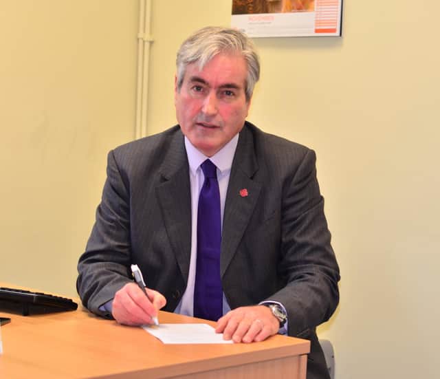 Iain Gray MSP signs the pledge for palliative care