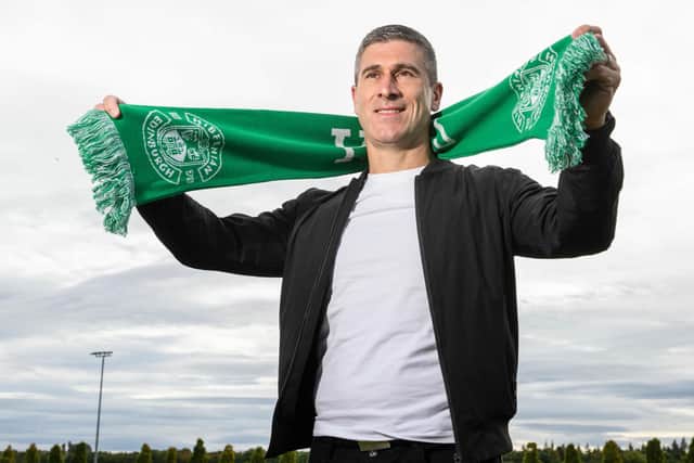 Nick Montgomery has been given a three-year deal at Hibs.