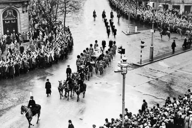 The funeral procession of King George VI in London on February 15, 1952. - The coffin of George VI was led in procession from Westminster to Paddington station. From there, he was transported by train to Windsor, to rest in his final resting place, the Royal Chapel of the Castle. The procession travels the six-and-a-half-mile journey through the streets of London in over three hours. The silent people, massed on the sidewalks, pay a last homage to their king. (Photo by - / Sport and General Press Agency Limited / AFP) (Photo by -/Sport and General Press Agency L/AFP via Getty Images)