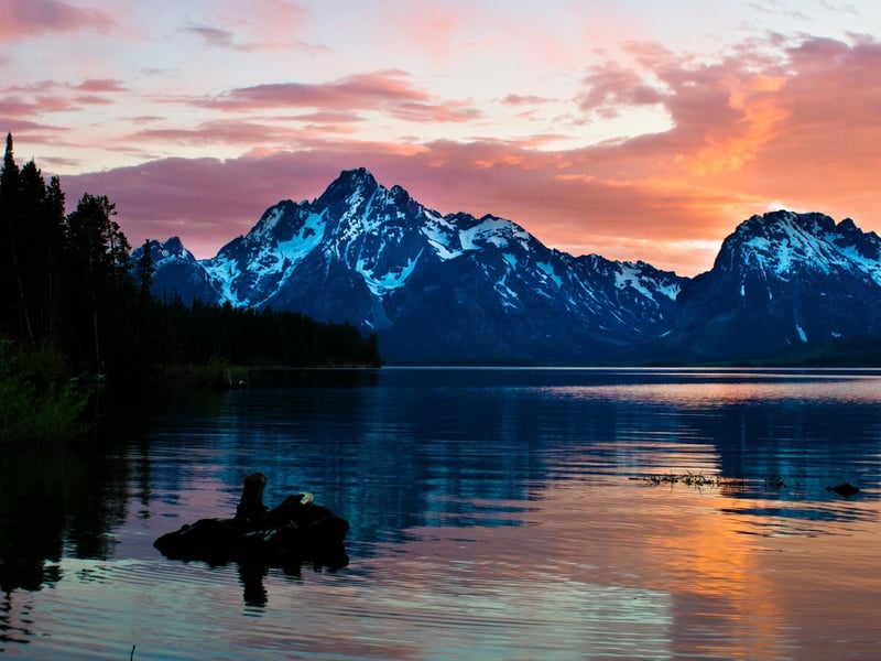 This describes the alluring twilight dusk of the evening as the nights are drawing in. The word has been dated back to a 15th century old Scots text: "the glomyng of the nycht".