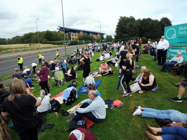 Members of the public in Dundee ahead of the passing of Queen Elizabeth II's coffin (Pic: PA/Michael Boyd)