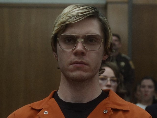 Evan Peters star as notorious serial killer Jeffrey Dahmer in this 10-episode horror drama.