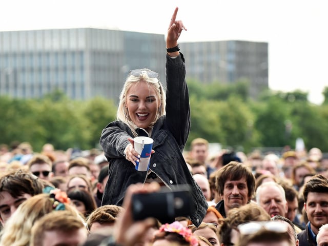 Music fans gather to listen as London Grammar performs on the main stage (Photo:ANDY BUCHANAN/AFP via Getty Images)