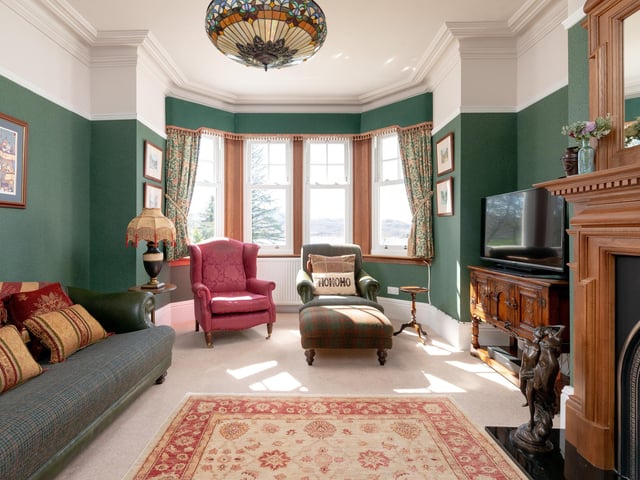 The spacious, well-lit reception rooms are ideal for relaxing and entertaining in.