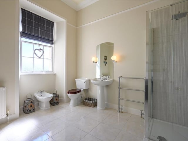Shower room.