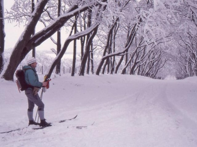 Here's another throwback, skiing in Bavelaw back in 1989 - Bavelaw Castle is a historic building located in the City of Edinburgh Council area north of the Pentland Hills - some things never change as skiers and sledge enthusiasts still grace the Edinburgh hills every year there's enough snow for it.
