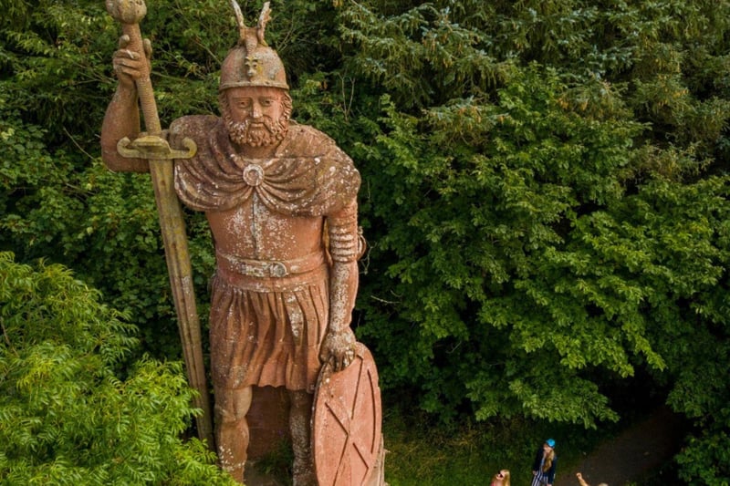 The William Wallace statue is situated near Bemersyde Estate close to Melrose in the Scottish Borders. It commemorates the Scottish Knight who is remembered for championing the First Scottish War of Independence as a resistance leader.