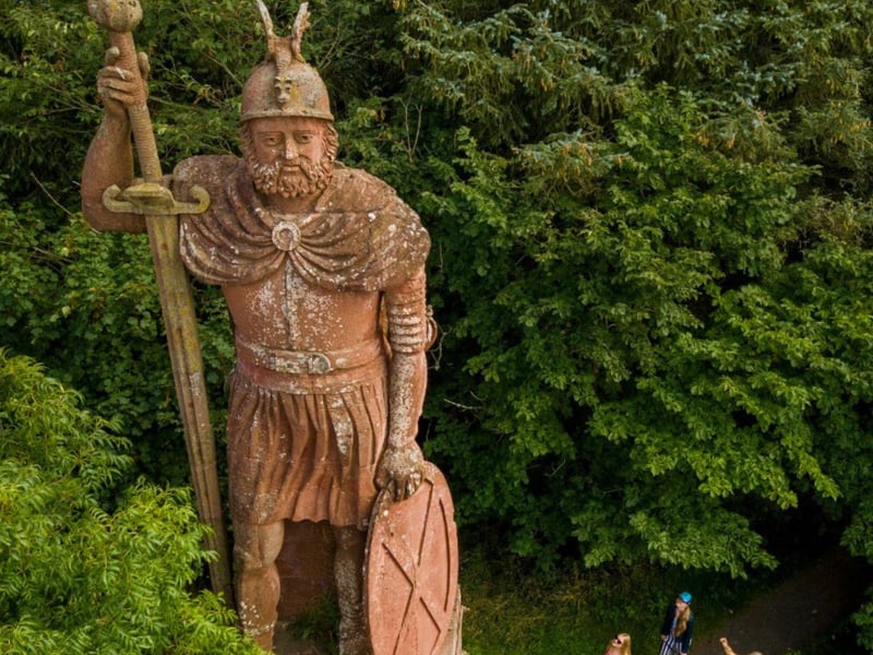 The William Wallace statue is situated near Bemersyde Estate close to Melrose in the Scottish Borders. It commemorates the Scottish Knight who is remembered for championing the First Scottish War of Independence as a resistance leader.