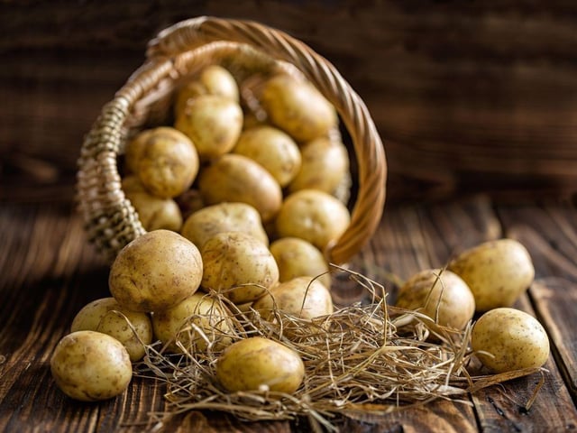 Potatoes were cheap as chips in 1953 - just 2d for a pound. That would be around 18p today.