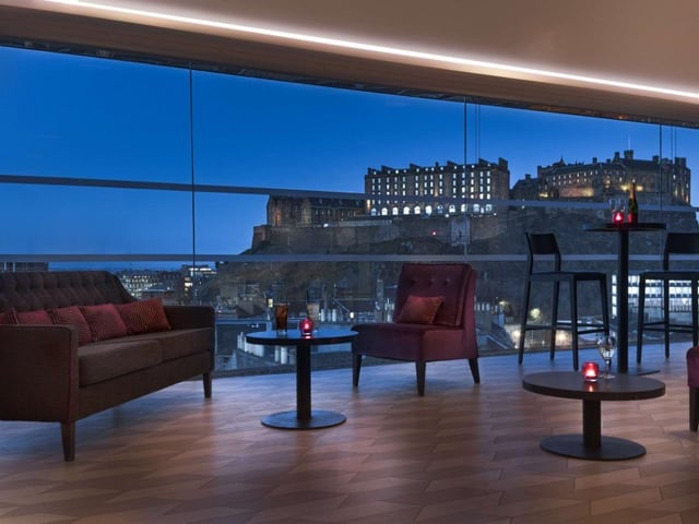The SKYBar in Bread Street offers the perfect view of Edinburgh Castle. Part of the Double Tree by Hilton Hotel, SKYBar is rated as one of Edinburgh's best rooftop bars.