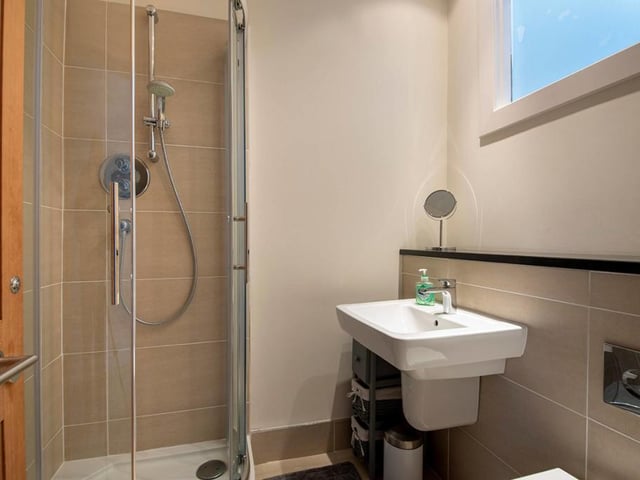 Shower room.