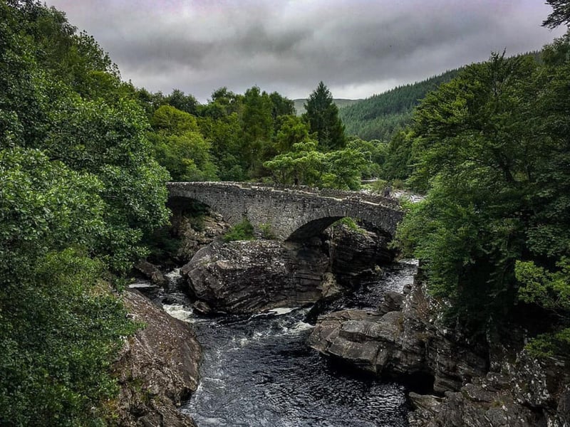 Translated from the Gaelic “An Gleann Mòr”, the Great Glen splits the Highlands into two parts. It stretches out over 100 kilometres in length, running from Inverness in the north east to Fort William in the south west.