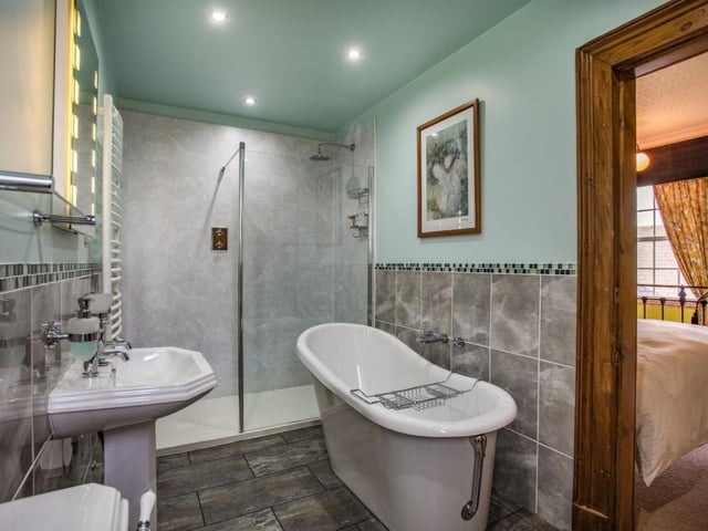 Bedroom 3 en-suite.